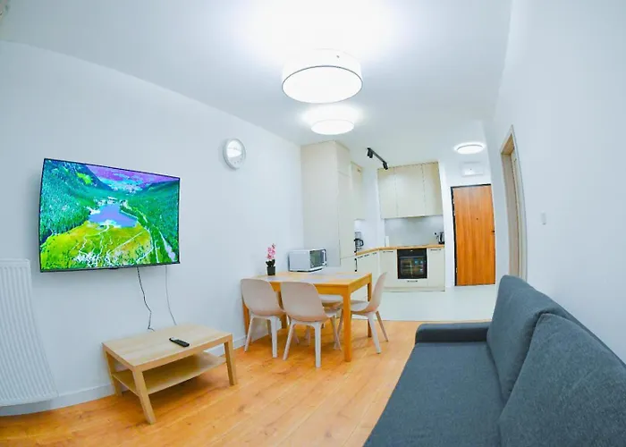 Elegant Two-Room , Sleeps 4, Near Turon Arena, Balcony, Air Condition